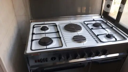 Large Gas & Electric Stove – Good Condition