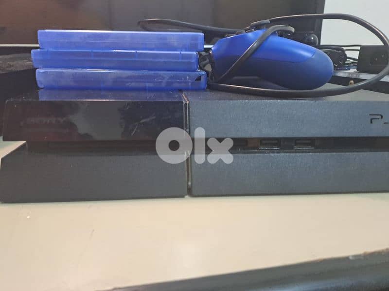 ps4 fat(500gb) + 1 controller + 3 cds fully working no issues. 1