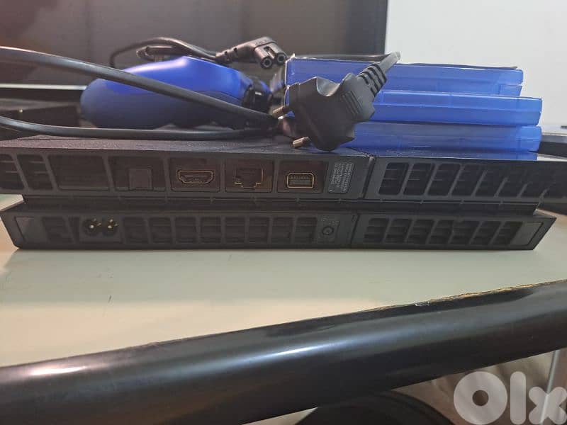ps4 fat(500gb) + 1 controller + 3 cds fully working no issues. 2