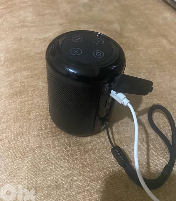 T&G Speaker with its cable ,  in a very good condition 1