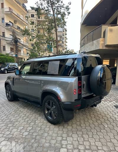 Land Rover Defender P 400 HSE 2020 Eiger gray on black (clean carfax)