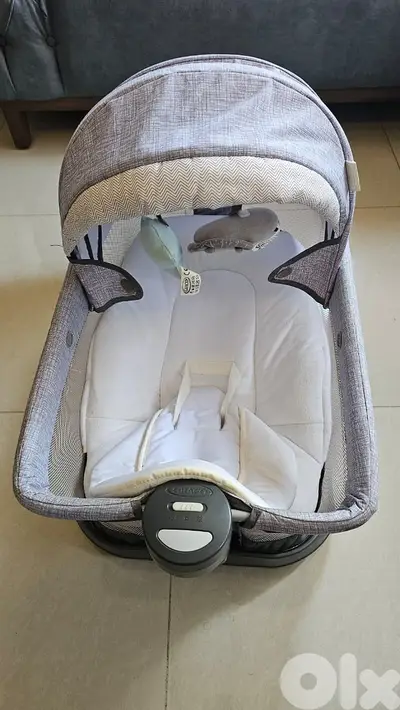 Graco newborn  سرير بيبي صغير (bassinet) مع vibration – شبه جديد