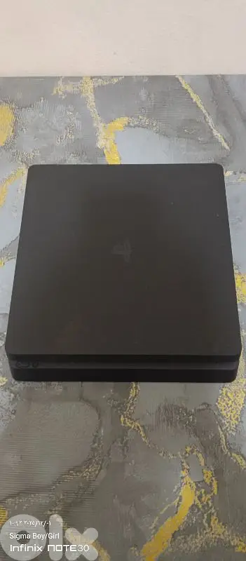 لقطة: PS4 Slim 1TB نظيف جداً + يد أصلية طبعة GTA VI + لعبة RDR2