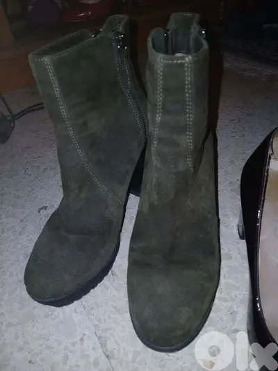 2 shoes size 9