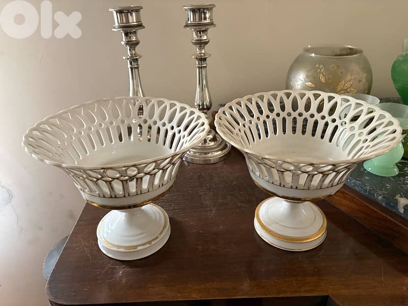 Paire de coupes sur pied en porcelaine de Paris émaillée et dorées 0