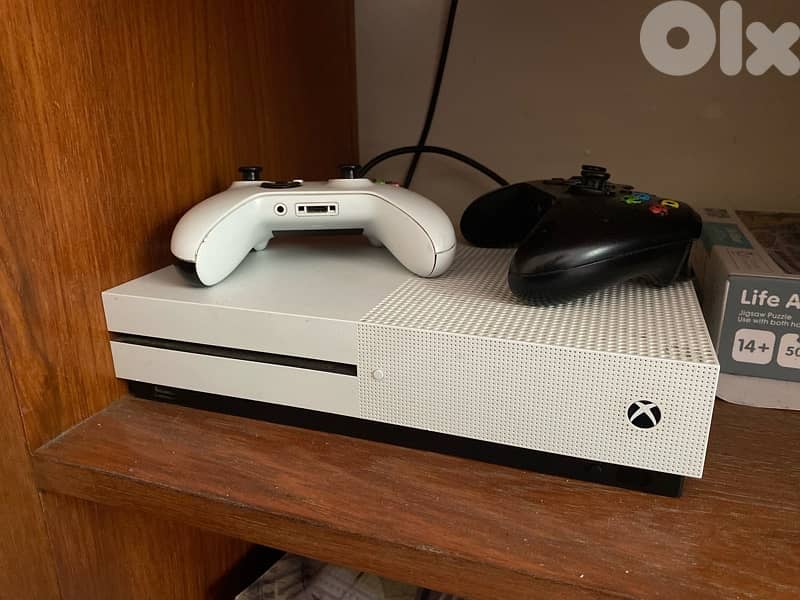 xbox one s with 2 controlles 0