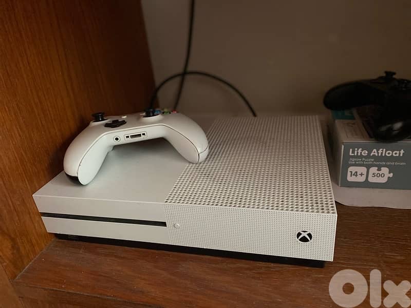 xbox one s with 2 controlles 1
