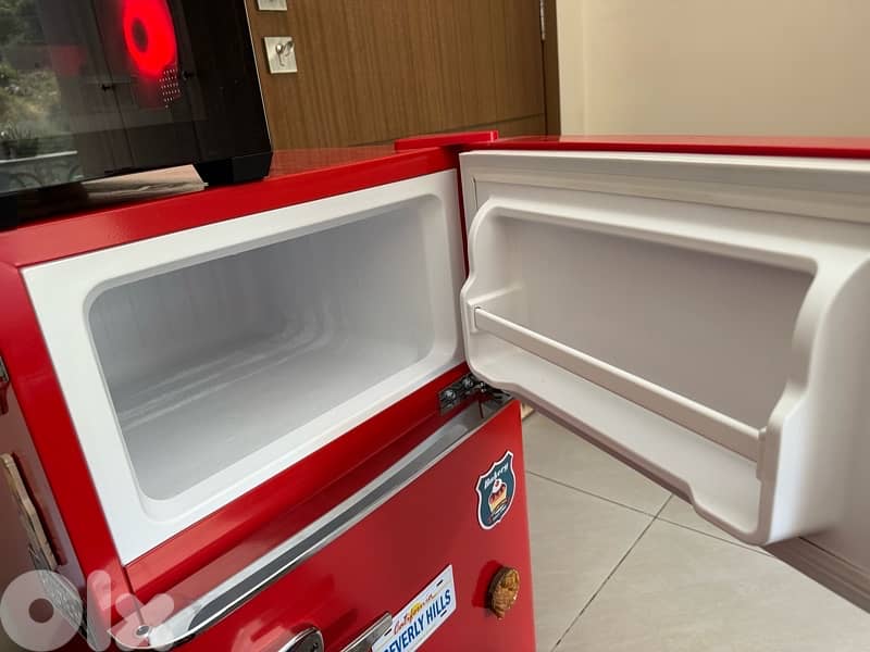 Nostalgia Mini-Fridge 4