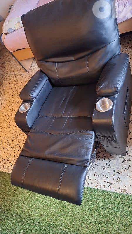 comfy couch in very good condition 2