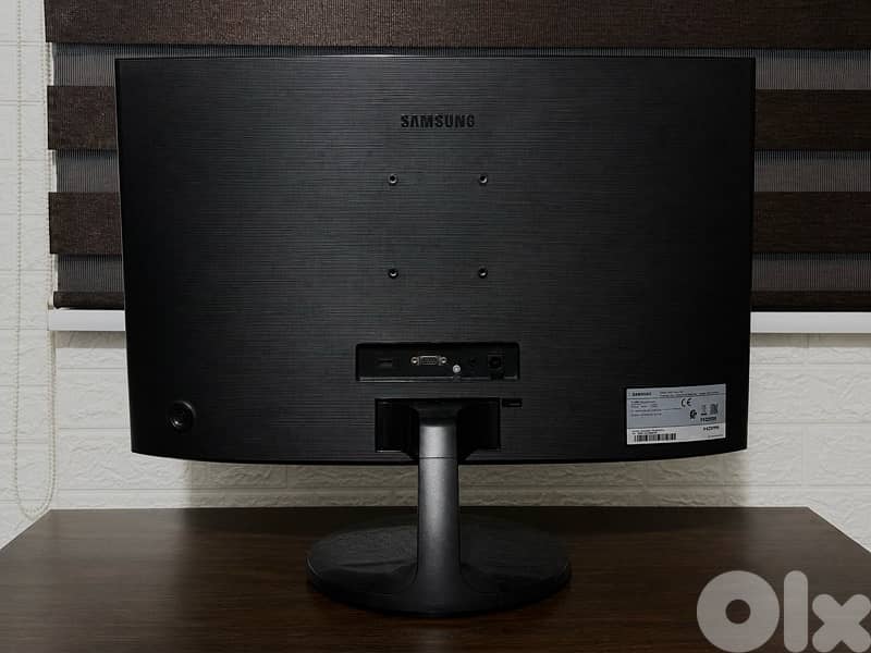 Samsung 24” Curved Monitor – Full HD, HDMI 3