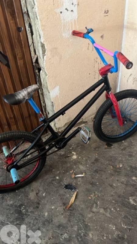 bmx broken seat and  broken brakes nice colors 0