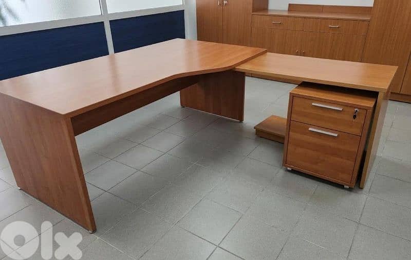 L-shaped desk 1