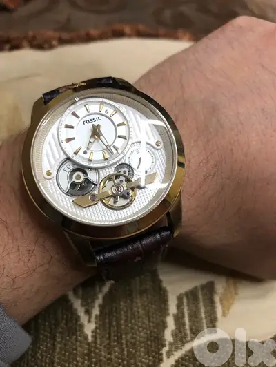 The Fossil watch operates on both automatic and battery power