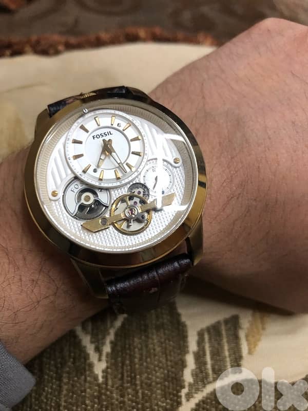 The Fossil watch operates on both automatic and battery power 0