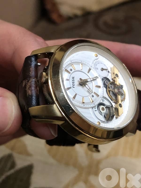 The Fossil watch operates on both automatic and battery power 7