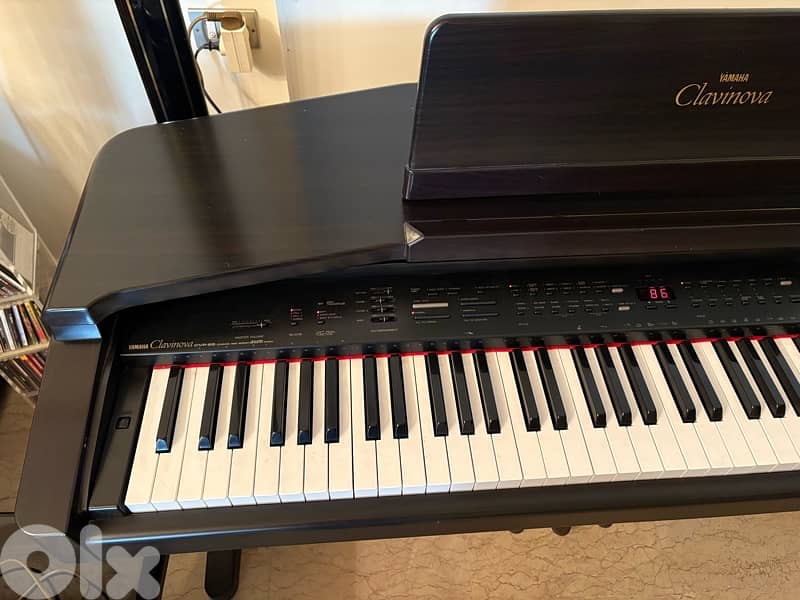 Piano Yamaha, modèle Clavinova en bois laqué 2