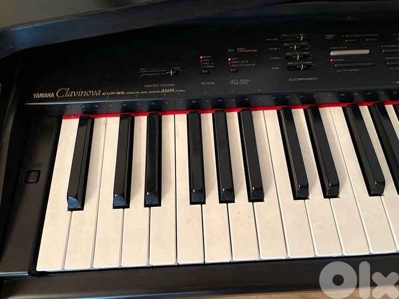 Piano Yamaha, modèle Clavinova en bois laqué 3