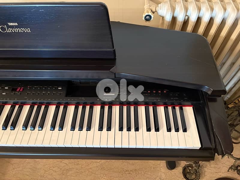 Piano Yamaha, modèle Clavinova en bois laqué 6