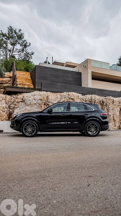 CAYENNE  2018 FULLY SERVICED & MAINTAINED WARRANTY TILL 2-9-2027