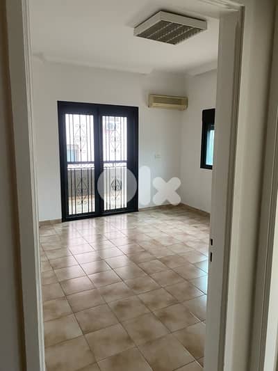 (office for sale ) مكتب للإيجار زوق مكايل الطريق العام