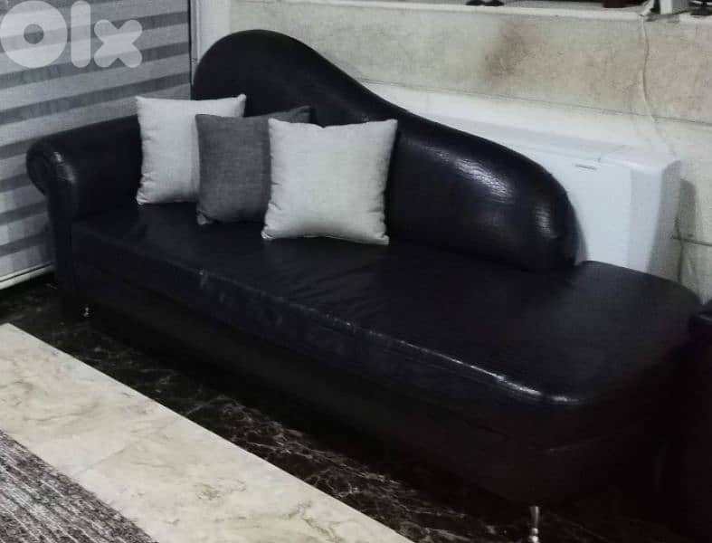 leather sofa in excellent condition 0