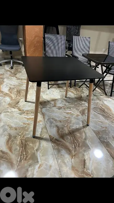 طاولة خشب