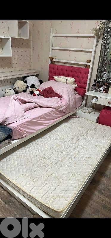 double bed with draper and matresses plus à baldaquin 2