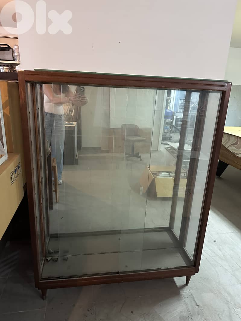 Glass stand, shelves are included 0