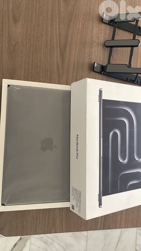 ape macbook max m4 4