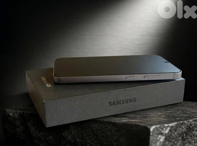 Samsung Galaxy S25 Like New 4