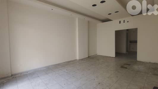 RWK183MF - Shop for rent in Adonis in a prime location