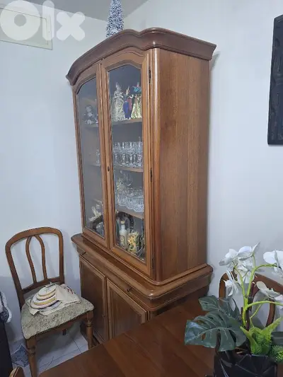 Dining table & Vitrine