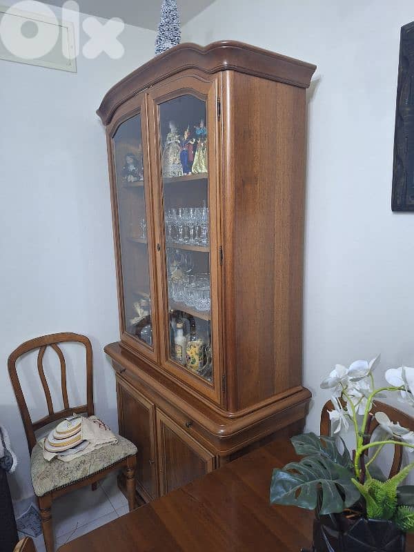 Dining table & Vitrine 0
