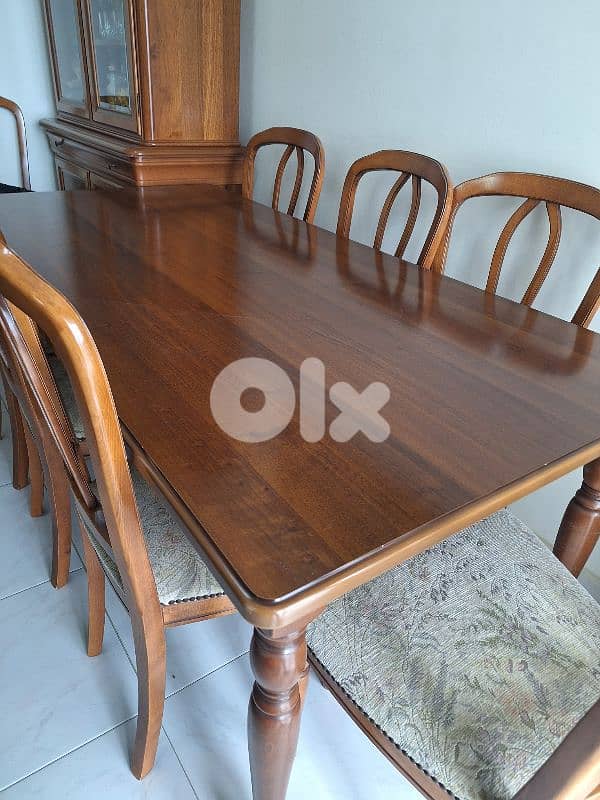 Dining table & Vitrine 2
