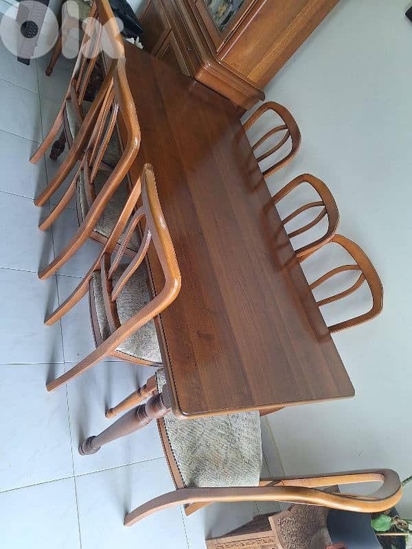 Dining table & Vitrine 3
