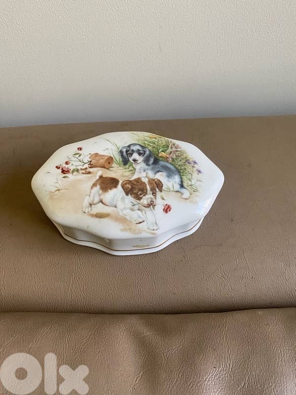 porcelain box signed 0