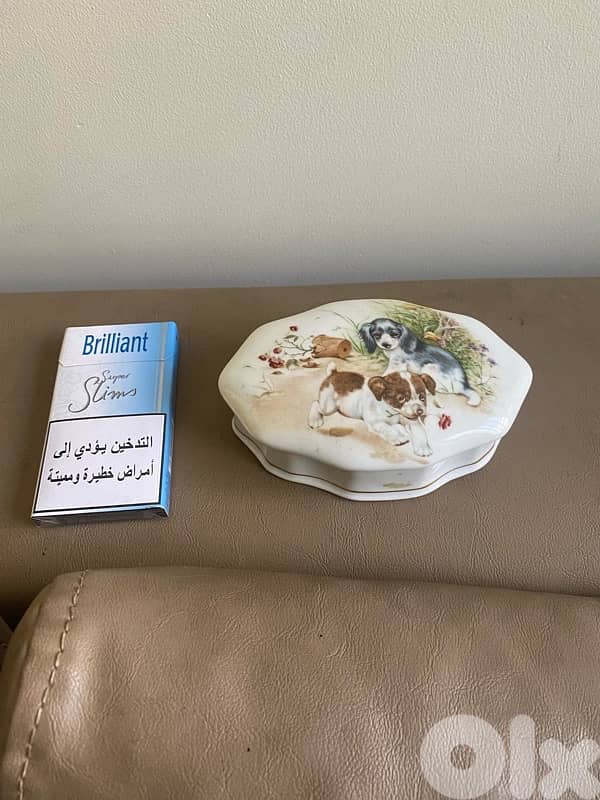 porcelain box signed 1