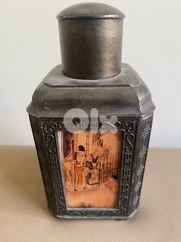 old chinese tea caddy. signed 0