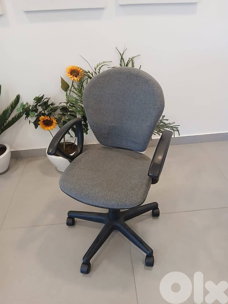 6 OFFICE ARM CHAIRS 0