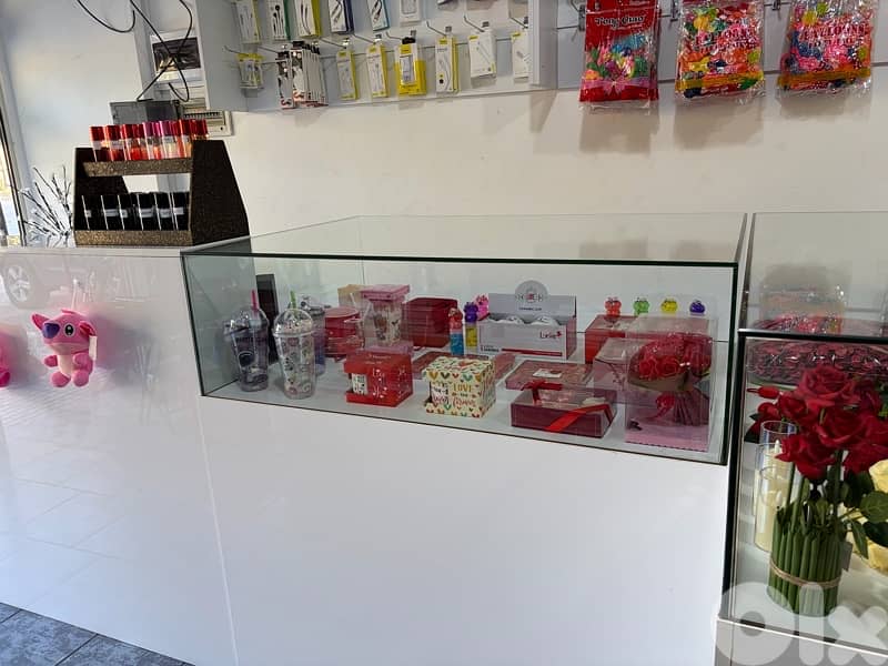Counter & closets display 0