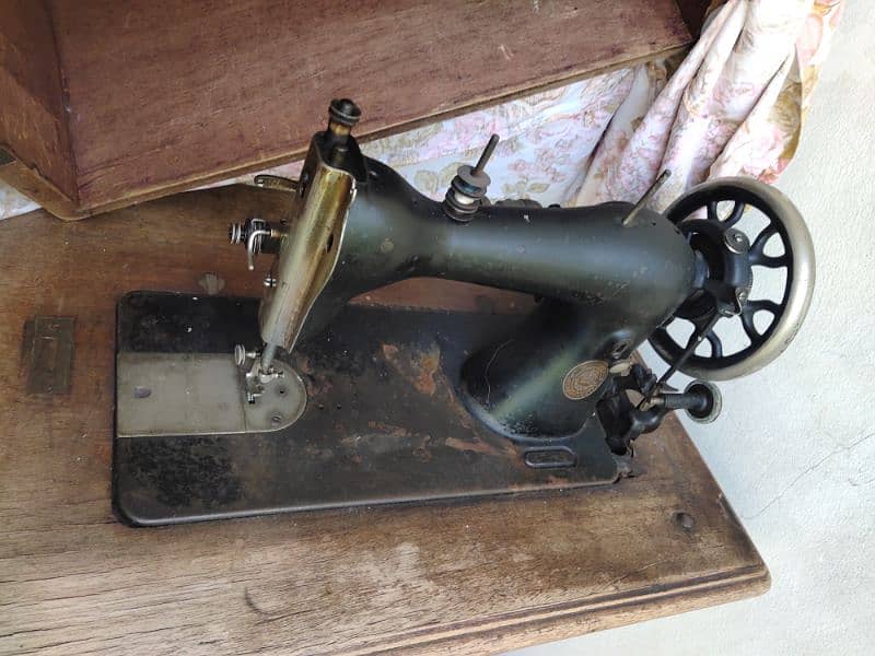Vintage sewing machine Pfaff brand. 0
