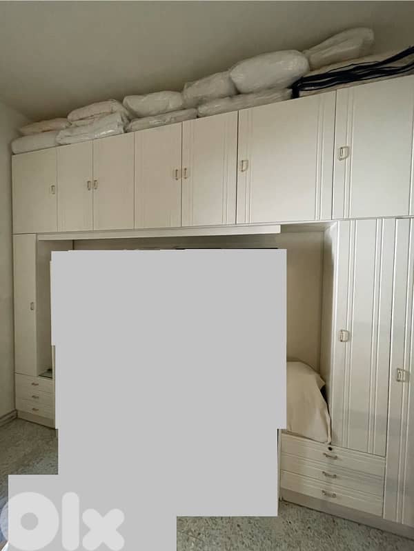 Armoire avec table de nuit 0