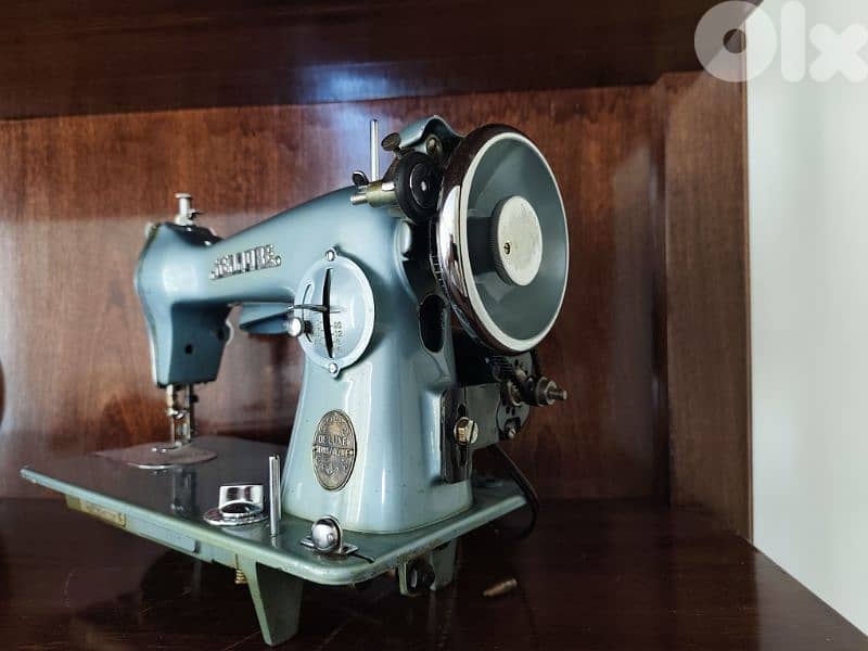 vintage sewing machine 2
