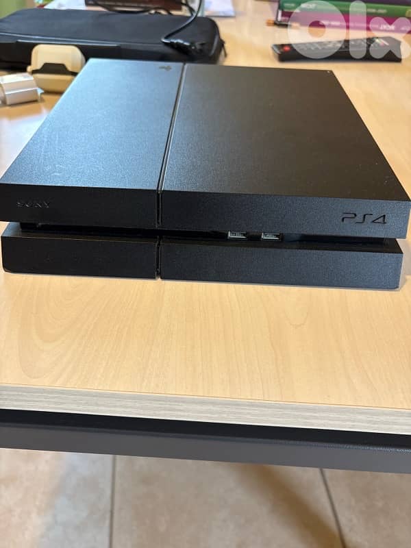 PS4 + 3 controller + 6 working games 2