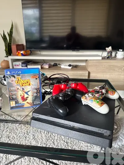 PLAYSTATION 4  500 GB + CD for free