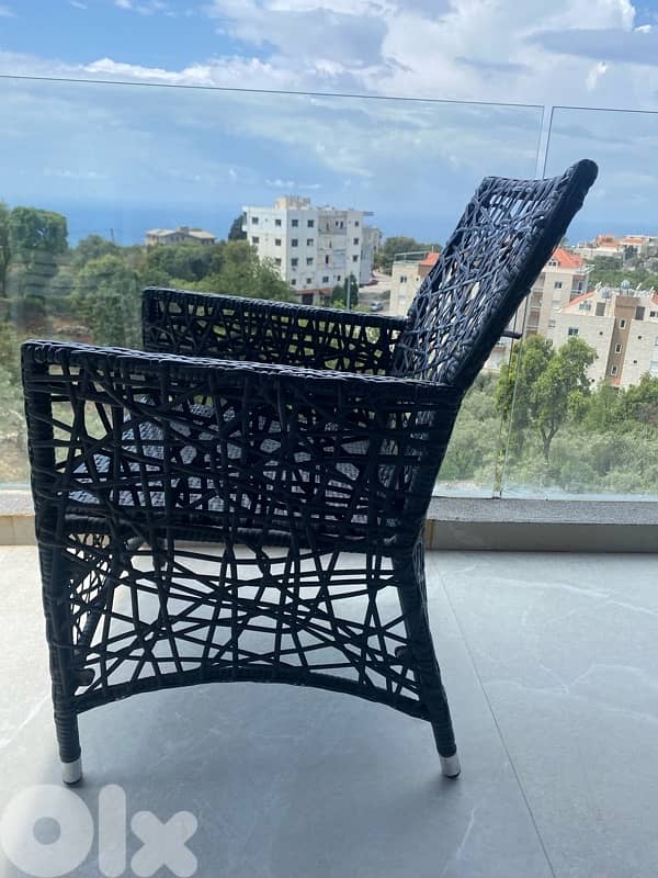 balcony’s table with 2 chairs 2