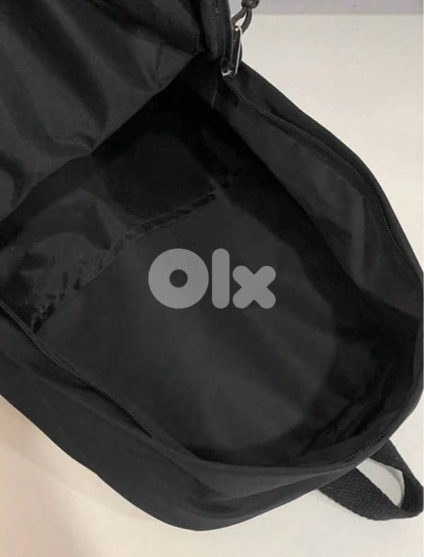 black backpack شنطة. 0