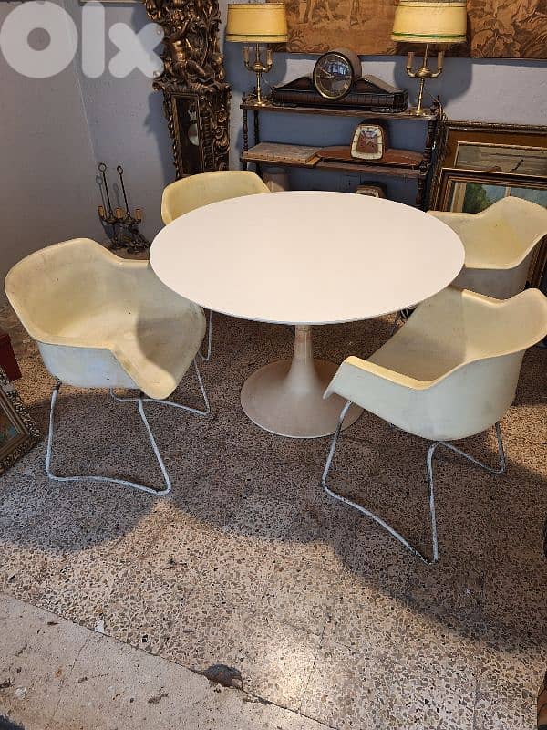 vintage french 4 chairs and fiber round table 0