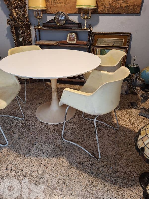 vintage french 4 chairs and fiber round table 3