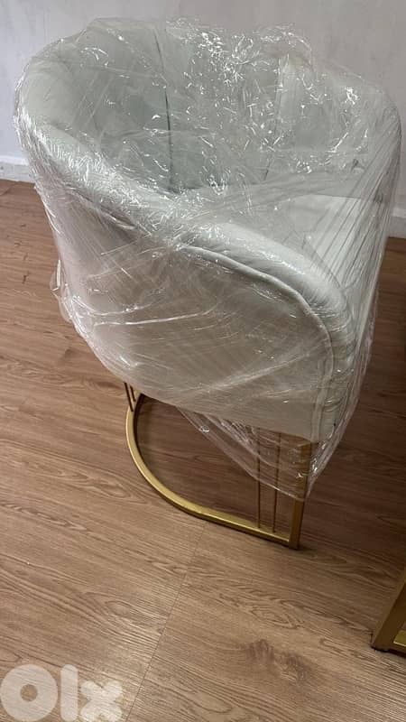 table and chairs 0